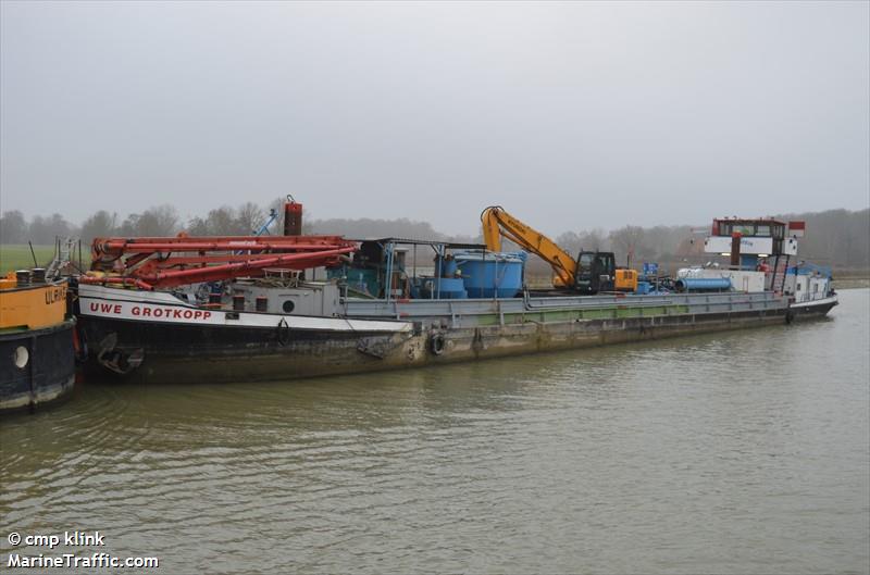 uwe grotkopp (Dredging or UW ops) - IMO , MMSI 211706050, Call Sign DC2532 under the flag of Germany