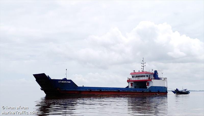 lct mekar utama (Landing Craft) - IMO 8742123, MMSI 525019560, Call Sign PNMJ under the flag of Indonesia