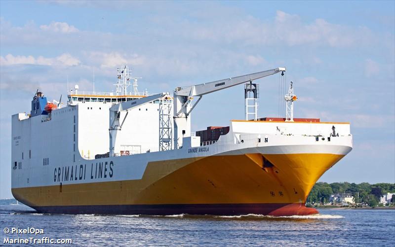 grande angola (Ro-Ro Cargo Ship) - IMO 9343156, MMSI 247233800, Call Sign ICEV under the flag of Italy