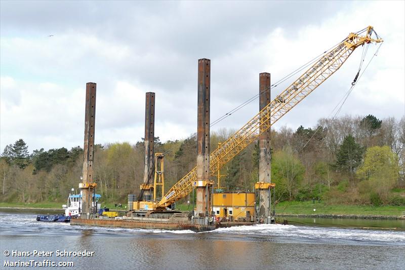 annegret (Dredging or UW ops) - IMO , MMSI 211463020, Call Sign DC7116 under the flag of Germany