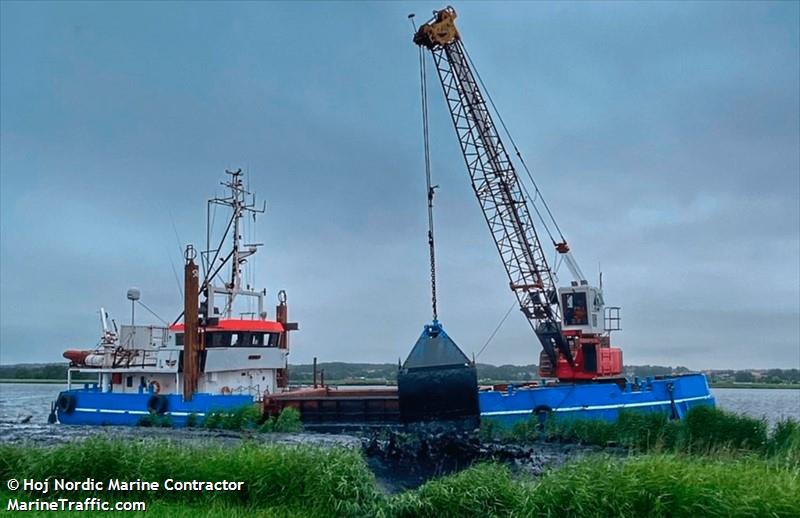 aase madsen (Hopper Dredger) - IMO 7731751, MMSI 219001461, Call Sign OYTI2 under the flag of Denmark