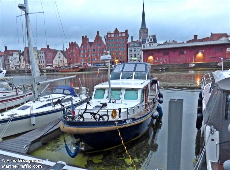 via maris (Pleasure craft) - IMO , MMSI 227981250, Call Sign FAG8685 under the flag of France