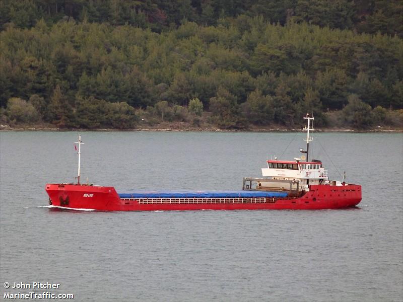 red line (General Cargo Ship) - IMO 8200802, MMSI 577568000, Call Sign YJXG9 under the flag of Vanuatu