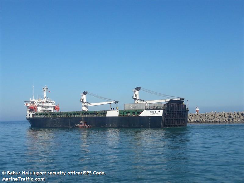 ocean force (Heavy Load Carrier) - IMO 8215613, MMSI 341490000, Call Sign V4SB4 under the flag of St Kitts & Nevis