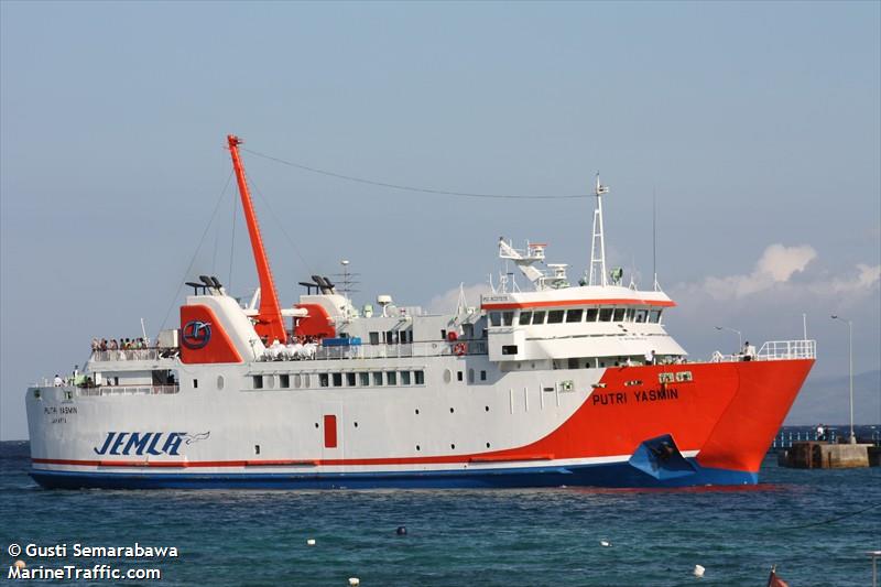 putri yasmin (Passenger/Ro-Ro Cargo Ship) - IMO 9037575, MMSI 525010084, Call Sign YDGJ under the flag of Indonesia