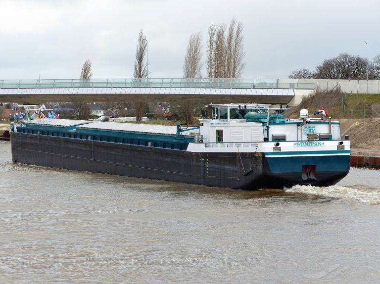 welfra (Cargo ship) - IMO , MMSI 227082242 under the flag of France