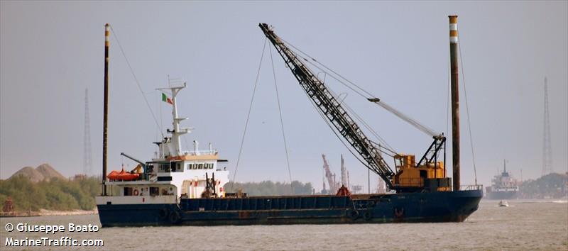 colomba c. (Hopper Dredger) - IMO 8841412, MMSI 247227600, Call Sign IXXH under the flag of Italy