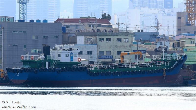 sin han (Tanker) - IMO , MMSI 440035420 under the flag of Korea