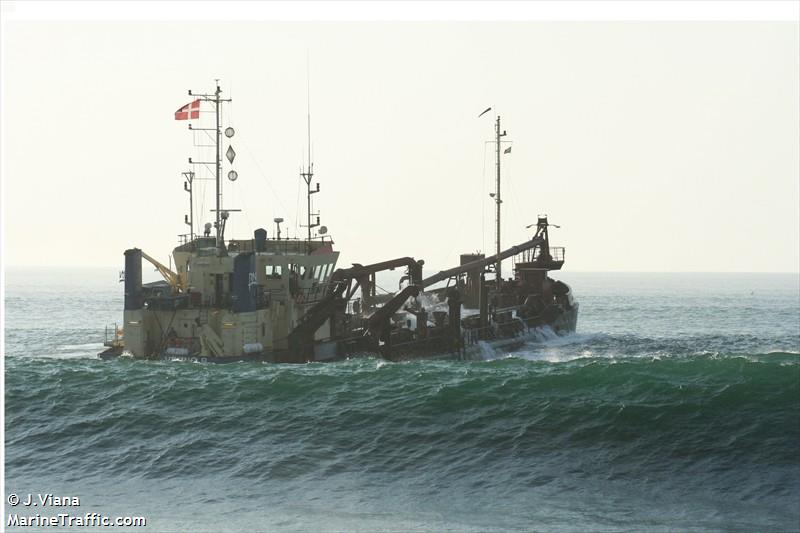 viking r (Hopper Dredger) - IMO 7432068, MMSI 219000219, Call Sign OZMM2 under the flag of Denmark