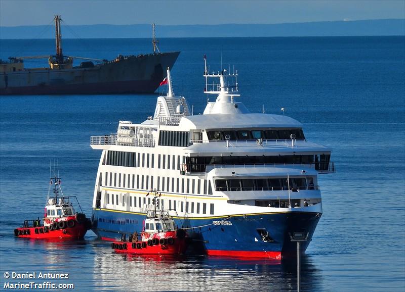 ventus australis (Passenger Ship) - IMO 9805403, MMSI 725001586, Call Sign CBVS under the flag of Chile