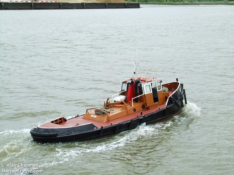 boa (Tug) - IMO , MMSI 235075143, Call Sign 2CRL6 under the flag of United Kingdom (UK)