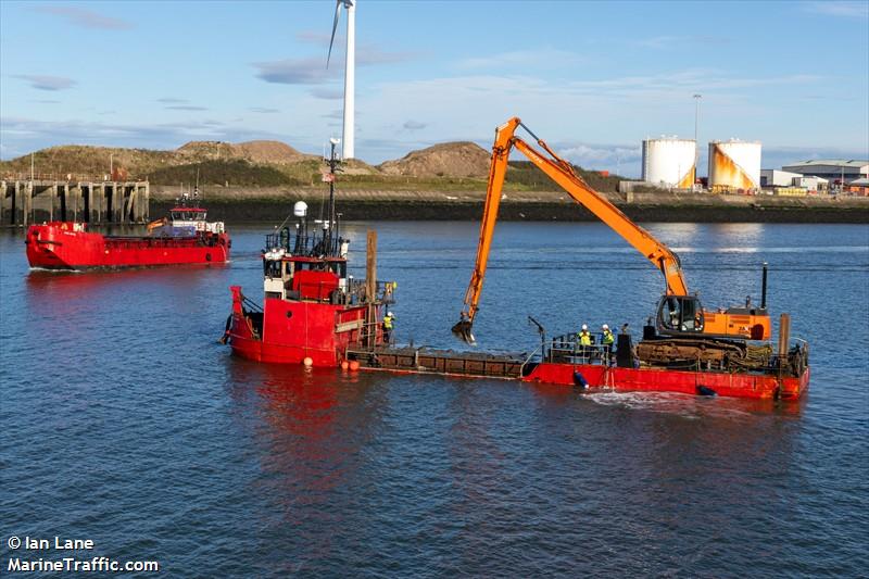 wyre estuary (Dredger) - IMO 7236347, MMSI 232047328, Call Sign MNOJ3 under the flag of United Kingdom (UK)