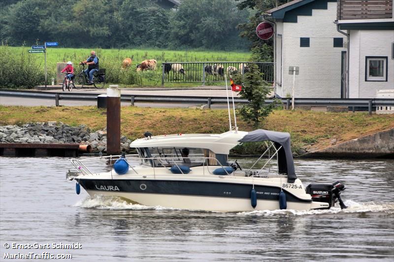 laura (Pleasure craft) - IMO , MMSI 211753650, Call Sign DK6582 under the flag of Germany