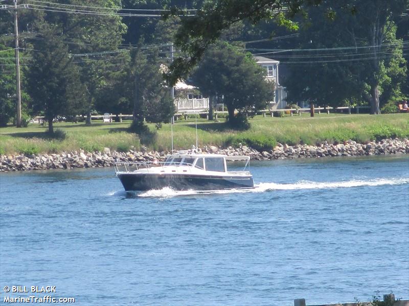 on the button (Pleasure craft) - IMO , MMSI 338340826 under the flag of USA