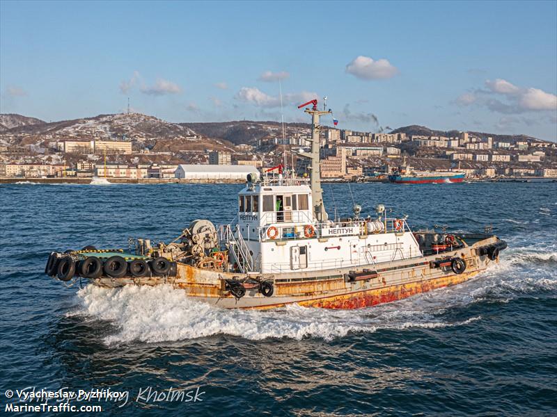 neptun (Tug) - IMO 9058050, MMSI 273213690, Call Sign UBEV2 under the flag of Russia