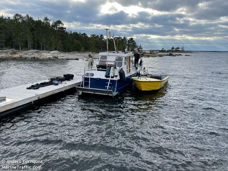 teeja (Diving ops) - IMO , MMSI 265795330, Call Sign SF4482 under the flag of Sweden