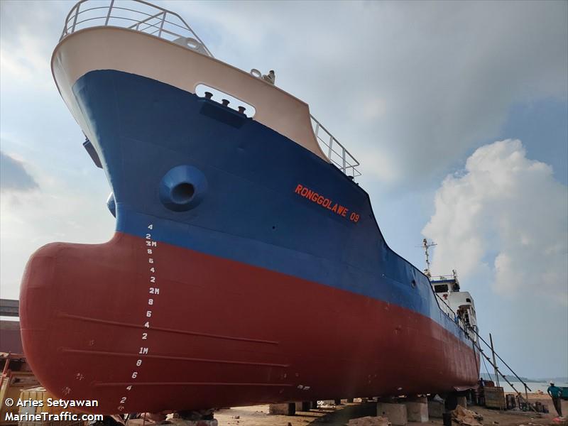 ronggolawe 09 (Tanker) - IMO , MMSI 525501884, Call Sign PNZE under the flag of Indonesia
