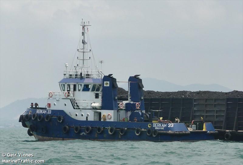 berkah 33 (Tug) - IMO 9532965, MMSI 563196000, Call Sign 9V7477 under the flag of Singapore