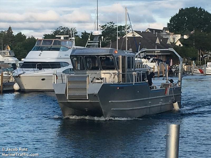 rv endeavor (Dredging or UW ops) - IMO , MMSI 338342779 under the flag of USA