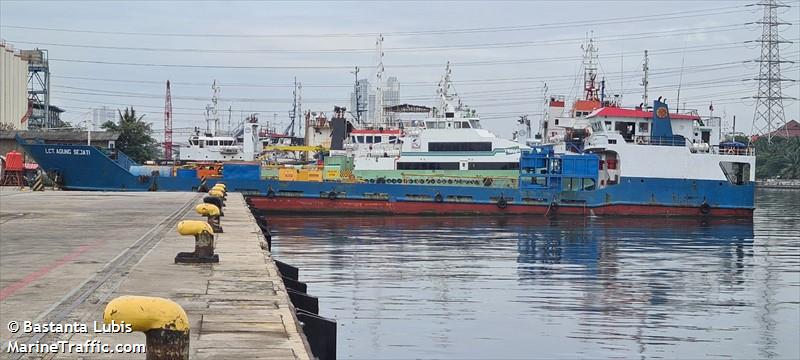 lct. agung sejati (Landing Craft) - IMO 9089918, MMSI 525019561, Call Sign YCDA under the flag of Indonesia