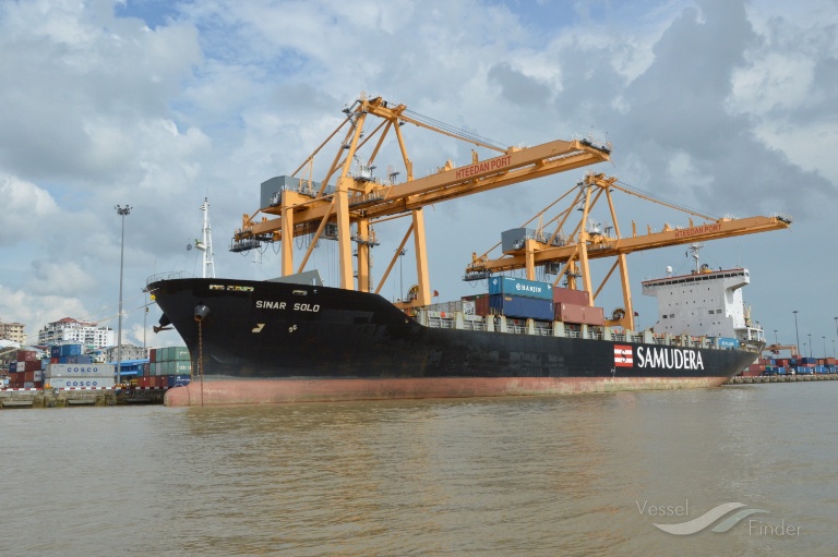 sinar solo (Container Ship) - IMO 9202792, MMSI 565953000, Call Sign 9V7837 under the flag of Singapore