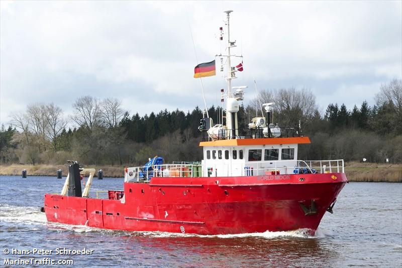 world moon (Offshore Tug/Supply Ship) - IMO 8981913, MMSI 219004647, Call Sign OUSK2 under the flag of Denmark