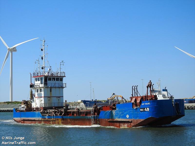 trael (Hopper Dredger) - IMO 8813001, MMSI 219797000, Call Sign OUIF under the flag of Denmark