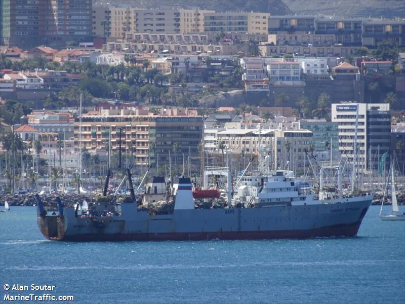 pilot whale (Fish Factory Ship) - IMO 7703986, MMSI 613003587, Call Sign TJMC43 under the flag of Cameroon