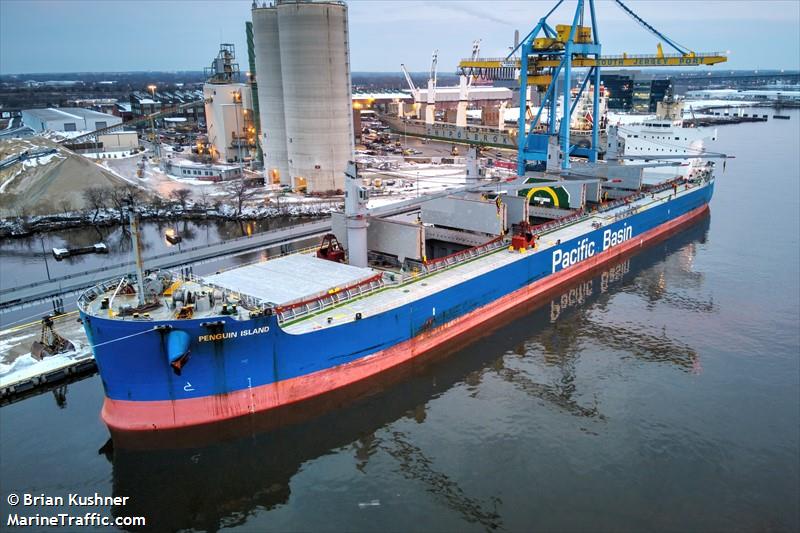 penguin island (Bulk Carrier) - IMO 9520962, MMSI 477202800, Call Sign VRSC8 under the flag of Hong Kong