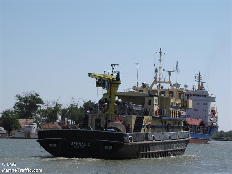 semnal 4 (Dredging or UW ops) - IMO , MMSI 264162053, Call Sign YP2053 under the flag of Romania