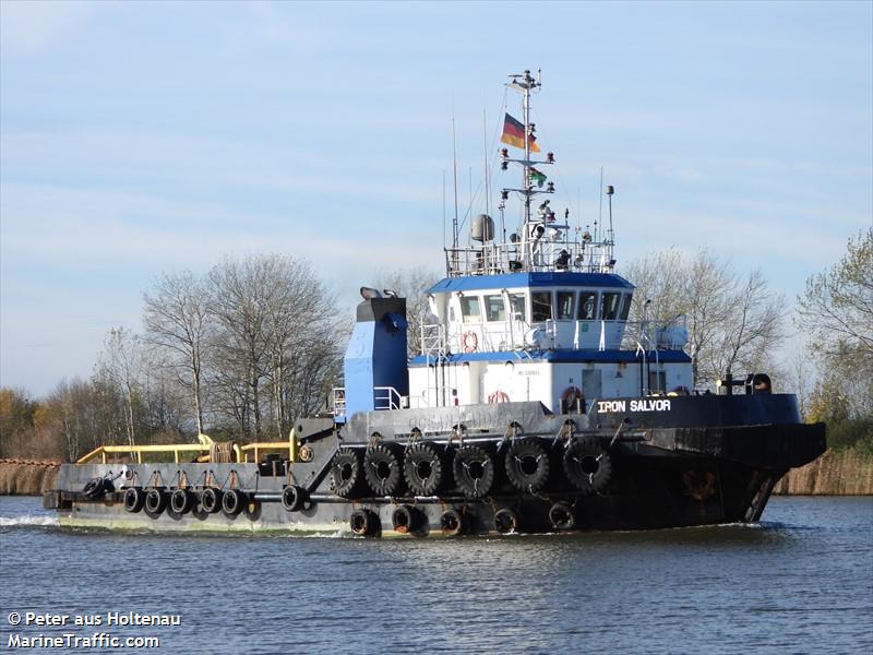 iron salvor (Tug) - IMO 9334648, MMSI 577442000, Call Sign YJWT3 under the flag of Vanuatu