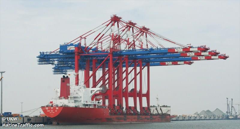 zhen hua 24 (Heavy Load Carrier) - IMO 8414726, MMSI 477044300, Call Sign VRDA9 under the flag of Hong Kong