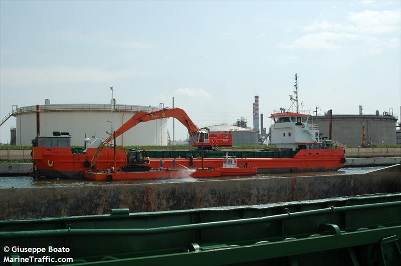 giuseppe cucco (Hopper Dredger) - IMO 8942747, MMSI 247265200, Call Sign IWYU under the flag of Italy