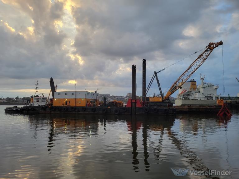 crane master (Dredging or UW ops) - IMO , MMSI 316013161 under the flag of Canada