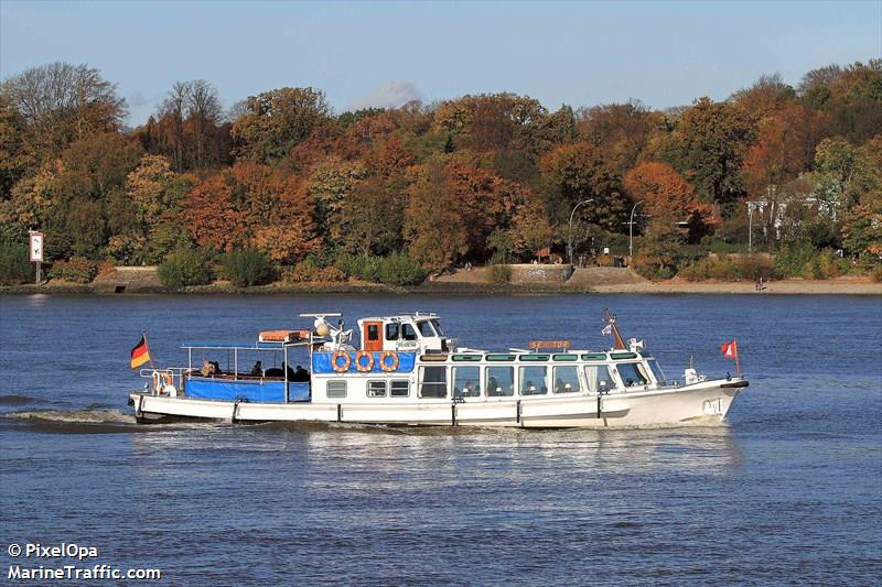 senator (Passenger ship) - IMO , MMSI 211545820, Call Sign DC8079 under the flag of Germany