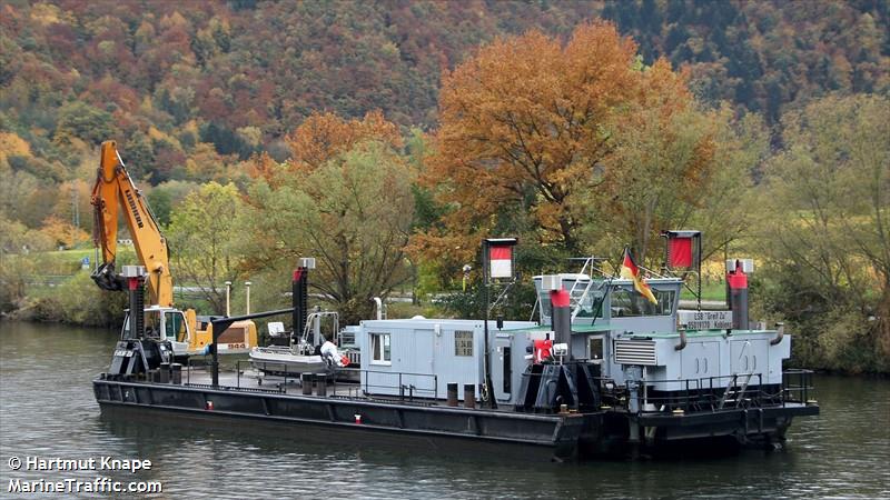 pontonbagger greifzu (Dredging or UW ops) - IMO , MMSI 211647710, Call Sign DC4939 under the flag of Germany