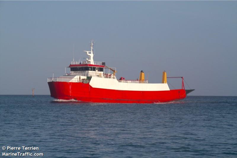 bequia express 3 (Passenger/Ro-Ro Cargo Ship) - IMO 8866280, MMSI 377931000, Call Sign J8 PS5 under the flag of St Vincent & Grenadines