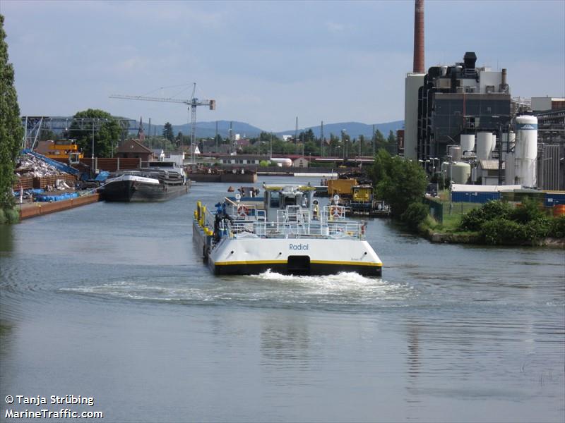 radial (Cargo ship) - IMO , MMSI 211666500, Call Sign DC6011 under the flag of Germany