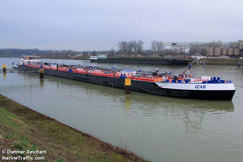 izar (Tanker) - IMO , MMSI 211733740, Call Sign DJ3084 under the flag of Germany