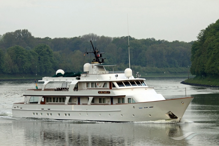 big eagle (Yacht) - IMO 7916430, MMSI 375003000, Call Sign J8Y3517 under the flag of St Vincent & Grenadines