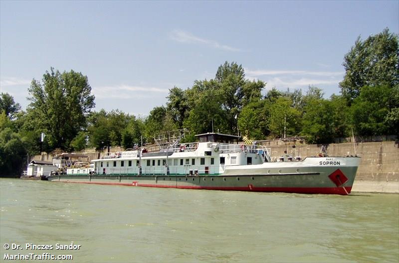 sopron (Towing vessel) - IMO , MMSI 243071915, Call Sign HGSO under the flag of Hungary