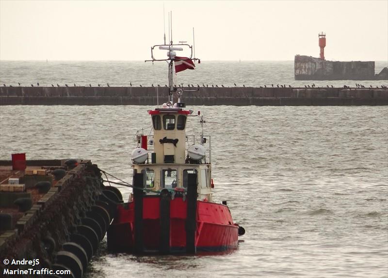 robin (Towing vessel) - IMO , MMSI 275490000, Call Sign YL3025 under the flag of Latvia