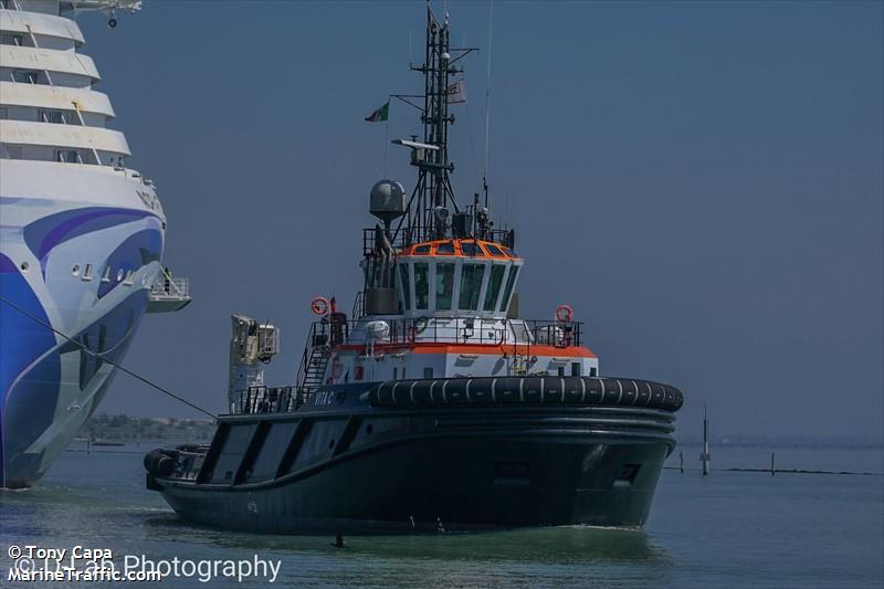 vita c (Tug) - IMO 9525508, MMSI 247450300, Call Sign IOAC2 under the flag of Italy