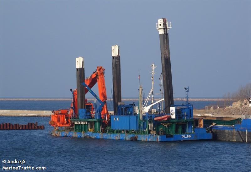 baltic digger (Dredger) - IMO 8639510, MMSI 276008120, Call Sign ES3443 under the flag of Estonia