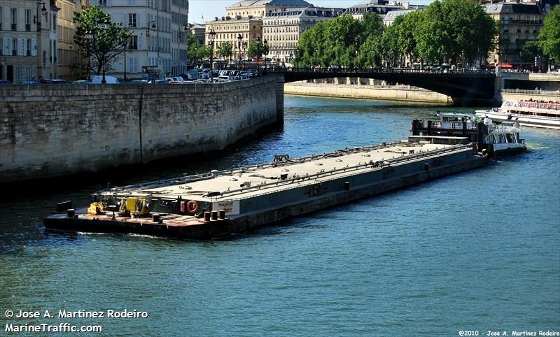 intraitable (Cargo ship) - IMO , MMSI 226002760, Call Sign FM6707 under the flag of France