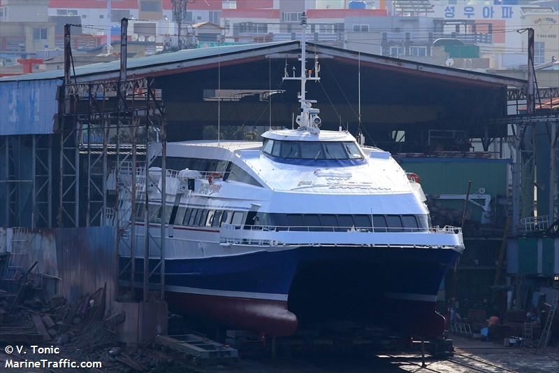 flying carferry (Passenger/Ro-Ro Cargo Ship) - IMO 9174335, MMSI 440016580, Call Sign 101FLYN under the flag of Korea