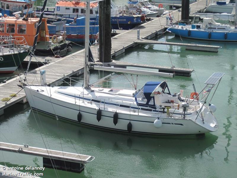 noix de coco (Unknown) - IMO , MMSI 227411880 under the flag of France