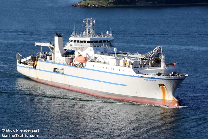 decisive (Cable Layer) - IMO 9242364, MMSI 538001647, Call Sign V7DI7 under the flag of Marshall Islands